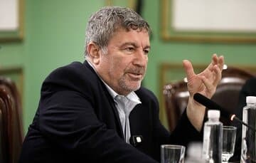 انتقاد شدید الیاس حضرتی نسبت به حذف و برداشتن معافیت‌های مالیاتی و گمرکی در مناطق آزاد ایران