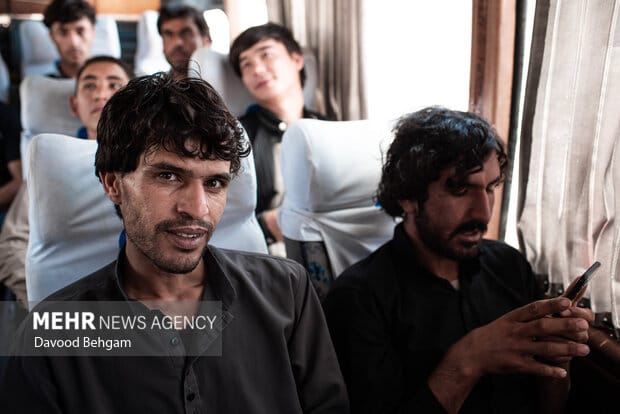 اتباع خارجی باید بیمه شوند و مالیات بپردازند